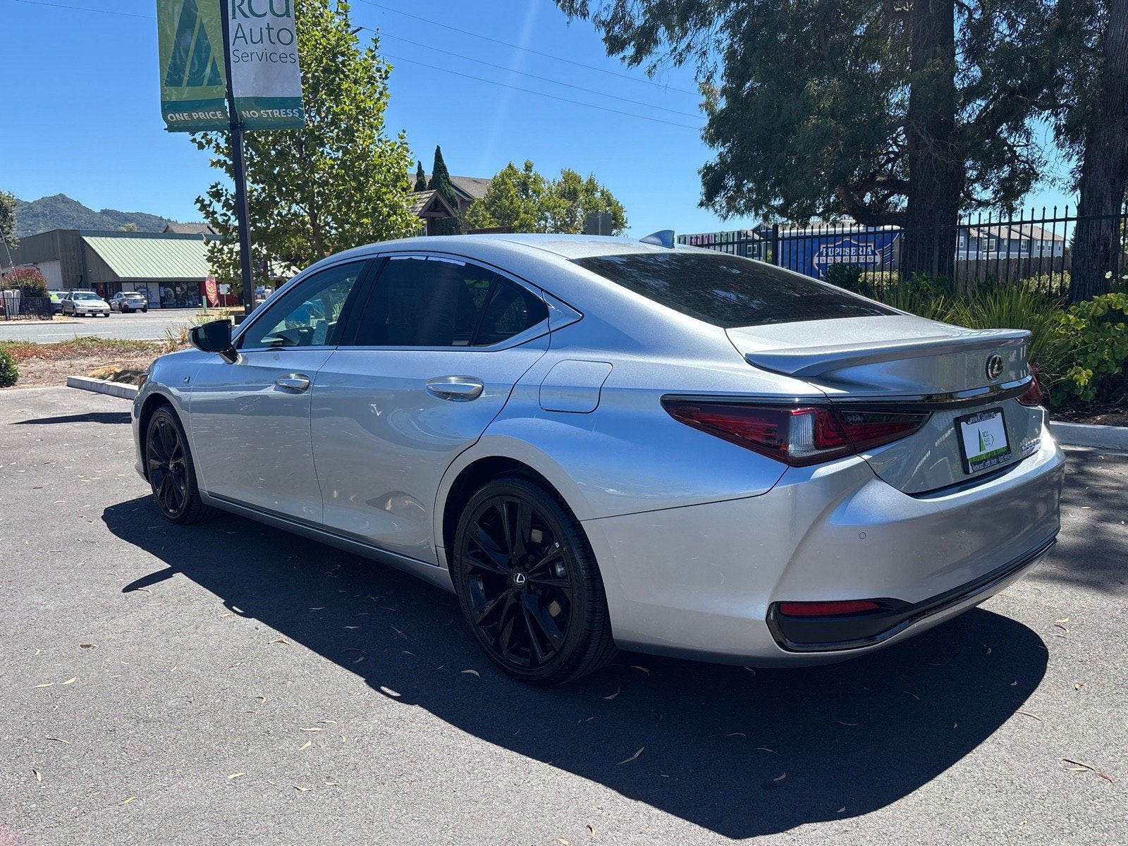 2024 Lexus ES ES 300h F SPORT Handling