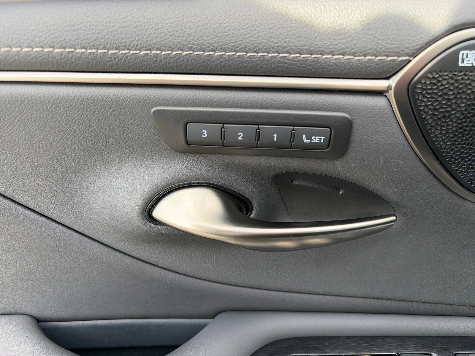 2025 Lexus ES ES 300h F SPORT Design