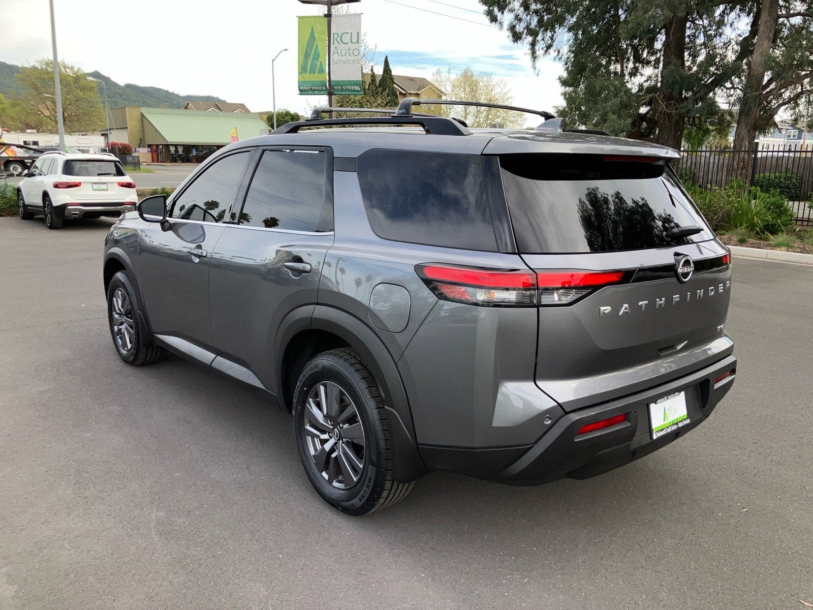 2024 Nissan Pathfinder SV