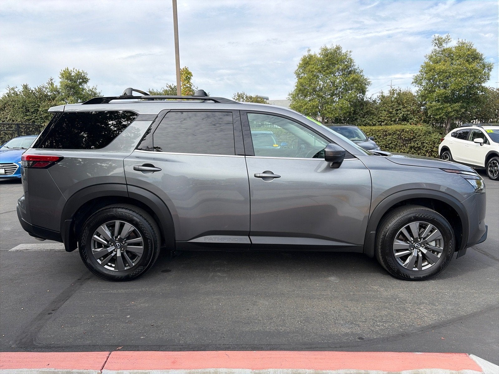 2025 Nissan Pathfinder SV
