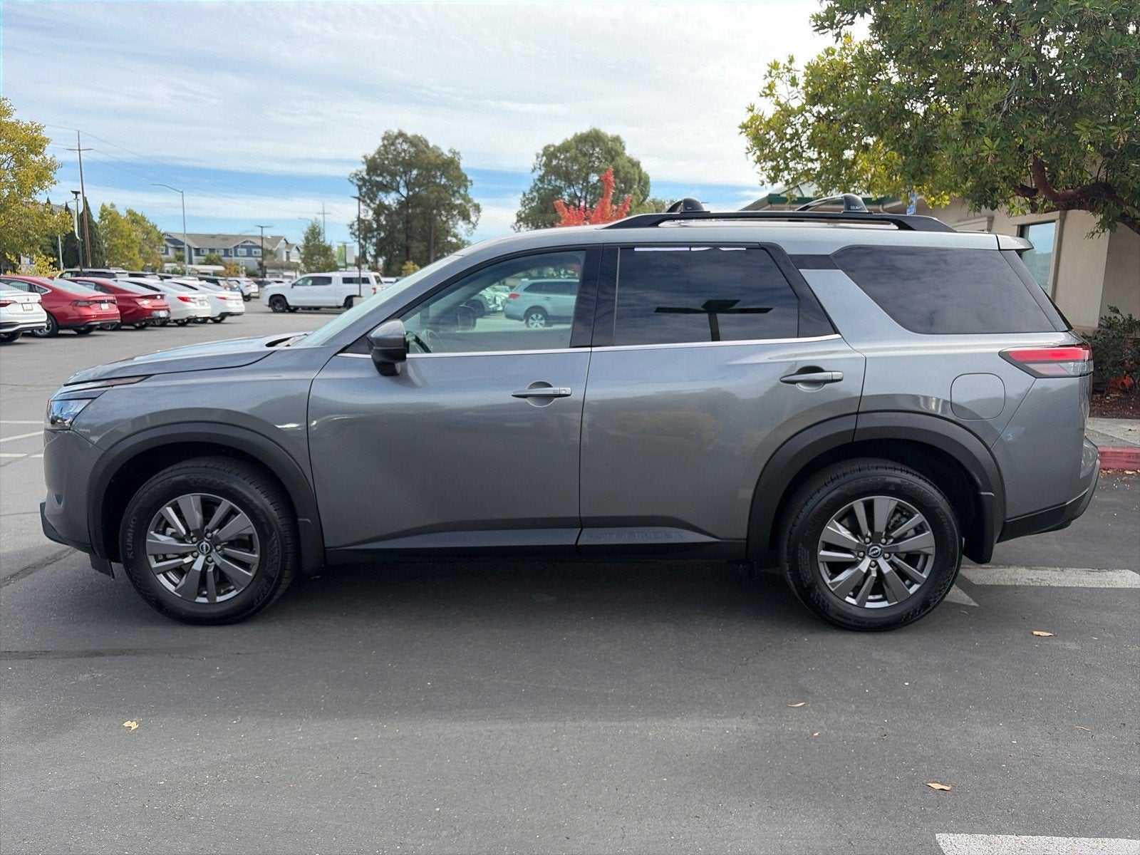 2025 Nissan Pathfinder SV