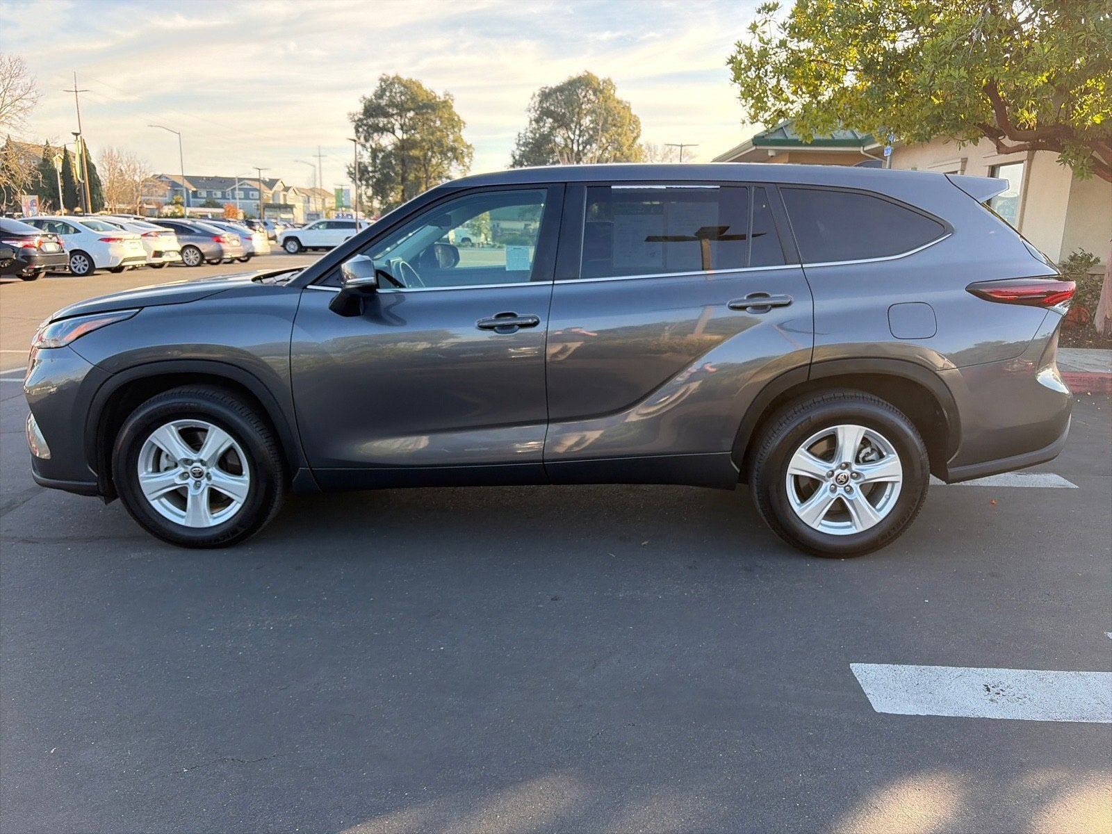 2024 Toyota Highlander LE