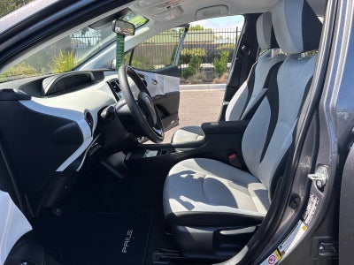2022 Toyota Prius LE